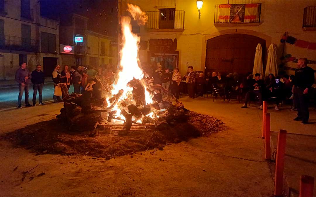 Hoguera víspera del día del Pilar en Valdeltormo donde se queman los tiradors./ Cedida