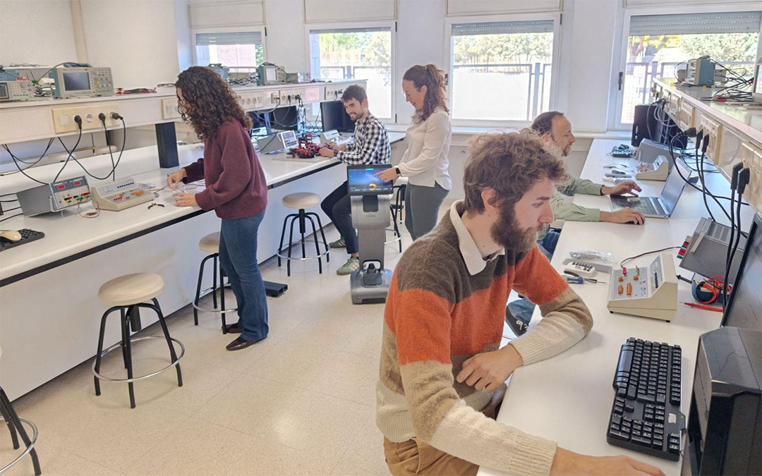 Investigadores de la EUPT en uno de los laboratorios del centro. Campus de Teruel./ Unizar