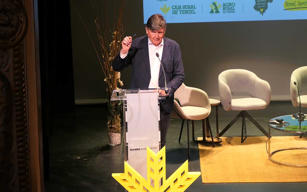 Manuel Pimentel fue el encargado de la sesión inaugural del Congreso de Caja Rural de Teruel./ M.M.R.