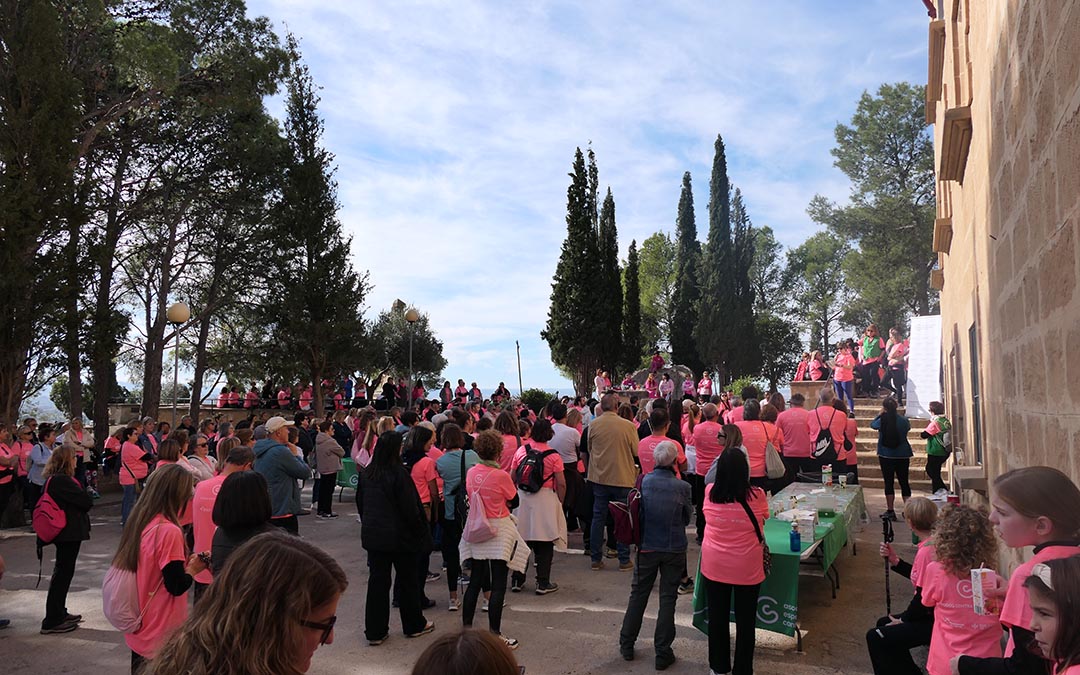 Cientos de personas han llenado la explanada de Pueyos./ L.C.