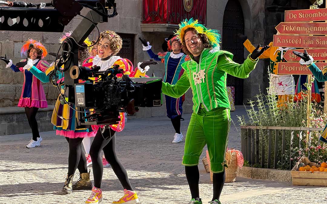 Momento del rodaje en el Matarraña de la película meerlandesa 'De Club van Sinterklaas film: Paniek in het Pietendorp'. / J.A. Guimerá