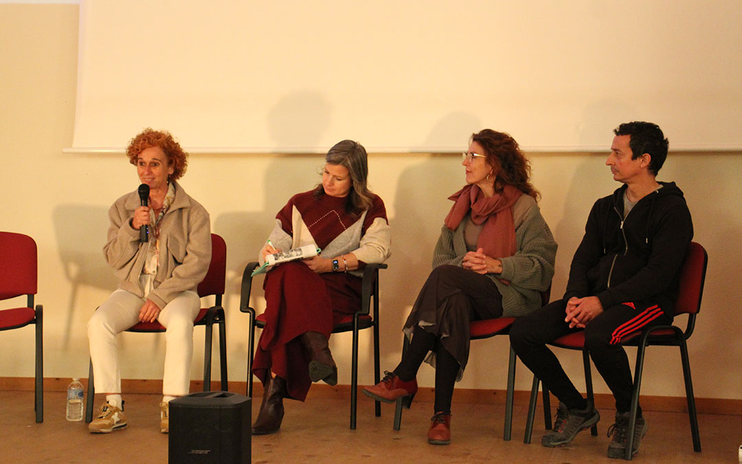 Evelyn Celma, de Matarrania; Eva Defior, moderadora; Gloria Fernández, vendedora ambulante de productos de la tierra; y Wilmar Monfort, apicultor en el Maestrazgo. / B. Severino