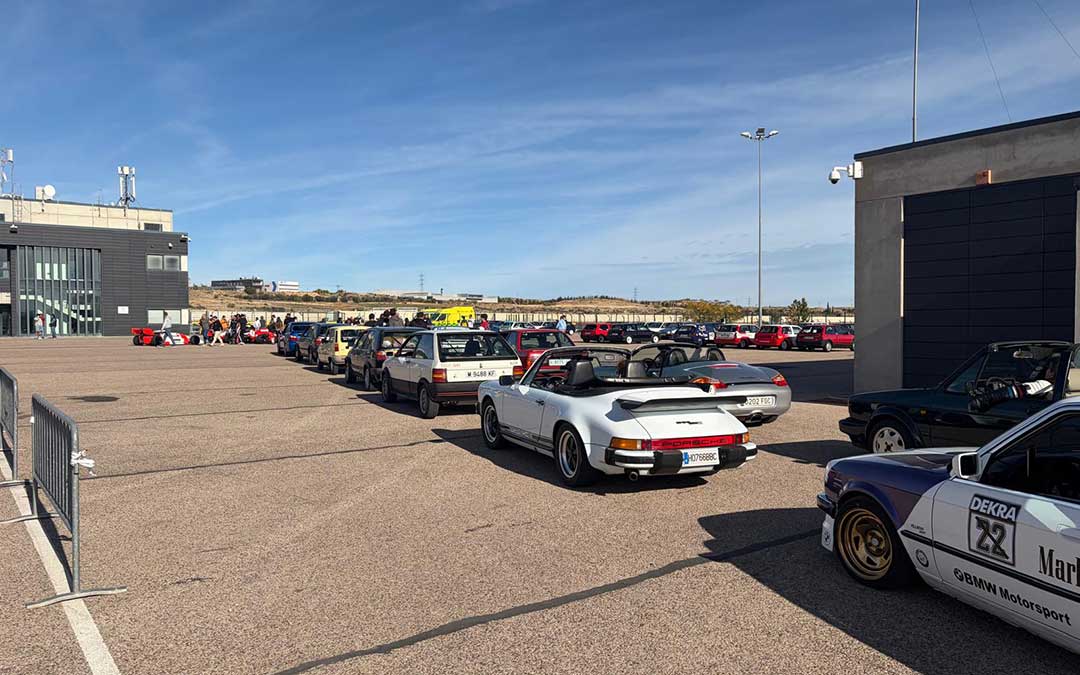 Alrededor de 50 vehículos hicieron fila para salir al trazado de Motorland Aragón / Jesús Burgos