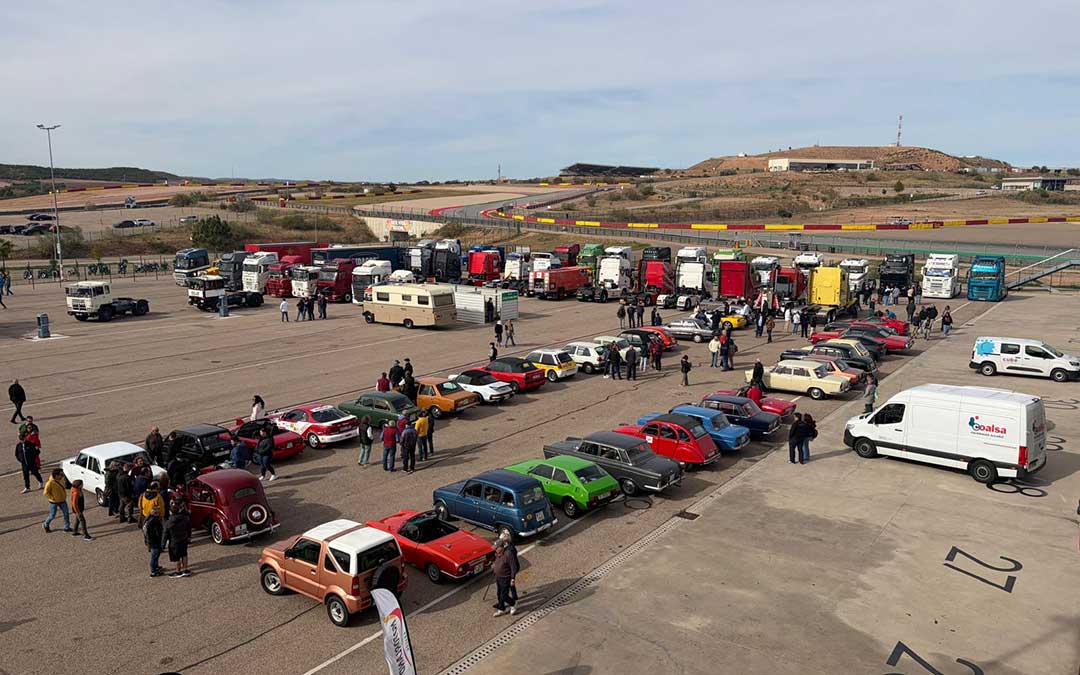 Exposición de clásicos en el paddock de Motorland / Jesús Burgos