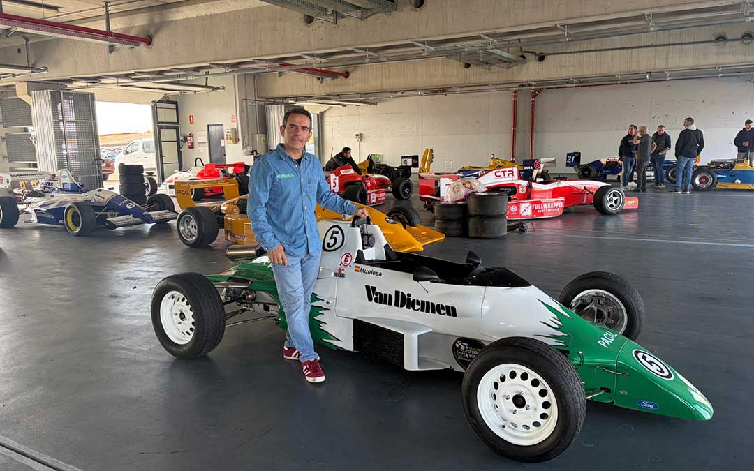 José Luis Muniesa junto a su Fórmula Ford / Jesús Burgos