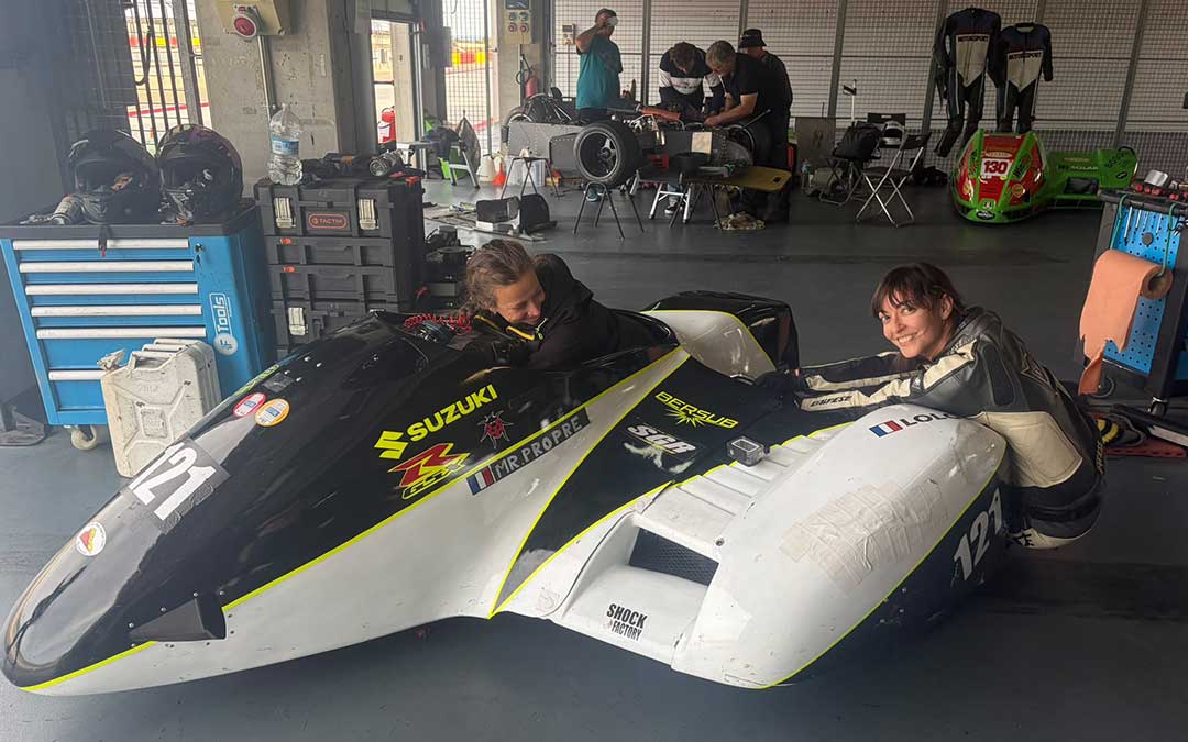 Begoña en posición de copiloto en el sidecar / Jesús Burgos