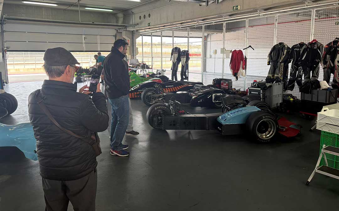 Visitantes observando los sidecars dentro de su box correspondiente en Motorland Aragón / Jesús Burgos