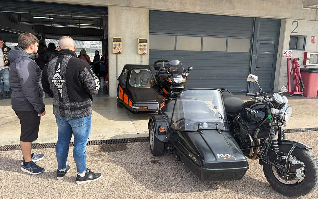 Amantes del motor junto a otros modelos de sidecars / Jesús Burgos