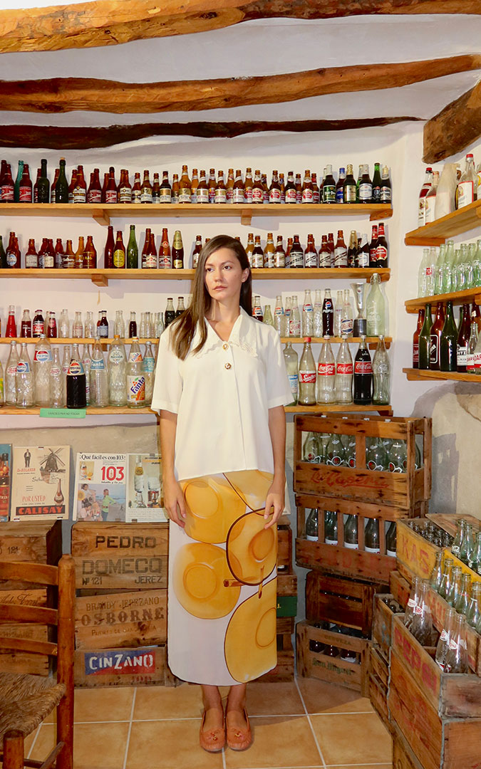 Aunque, ahora se encuentra a 7.400 kilómetros de su localidad natal, semanas antes de irse, quiso que el Museo Etnológico de Nonaspe se convirtiera por un día en un escenario de moda / Talía García