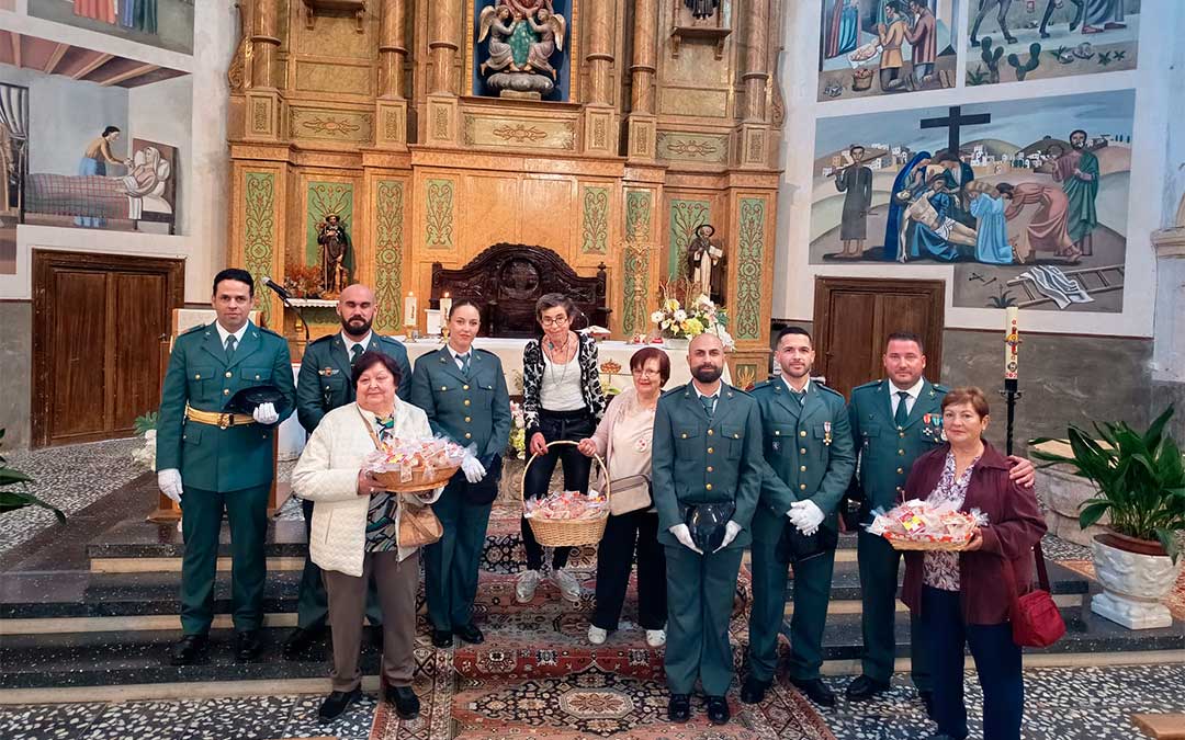Ofrenda a la Virgen del Pilar en Monroyo./ Cedido