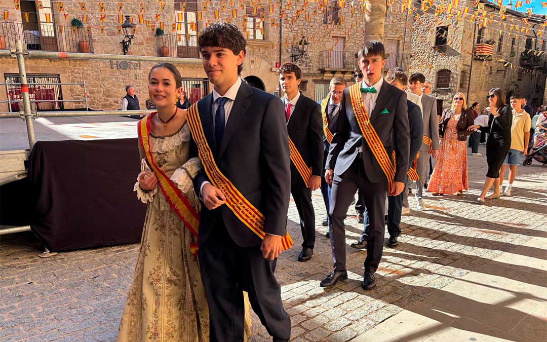 Ofrenda a la Virgen del Pilar en Cretas./ Cedido