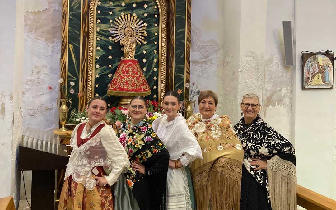 Ofrenda a la Virgen del Pilar en Valdeltormo./ Cedido