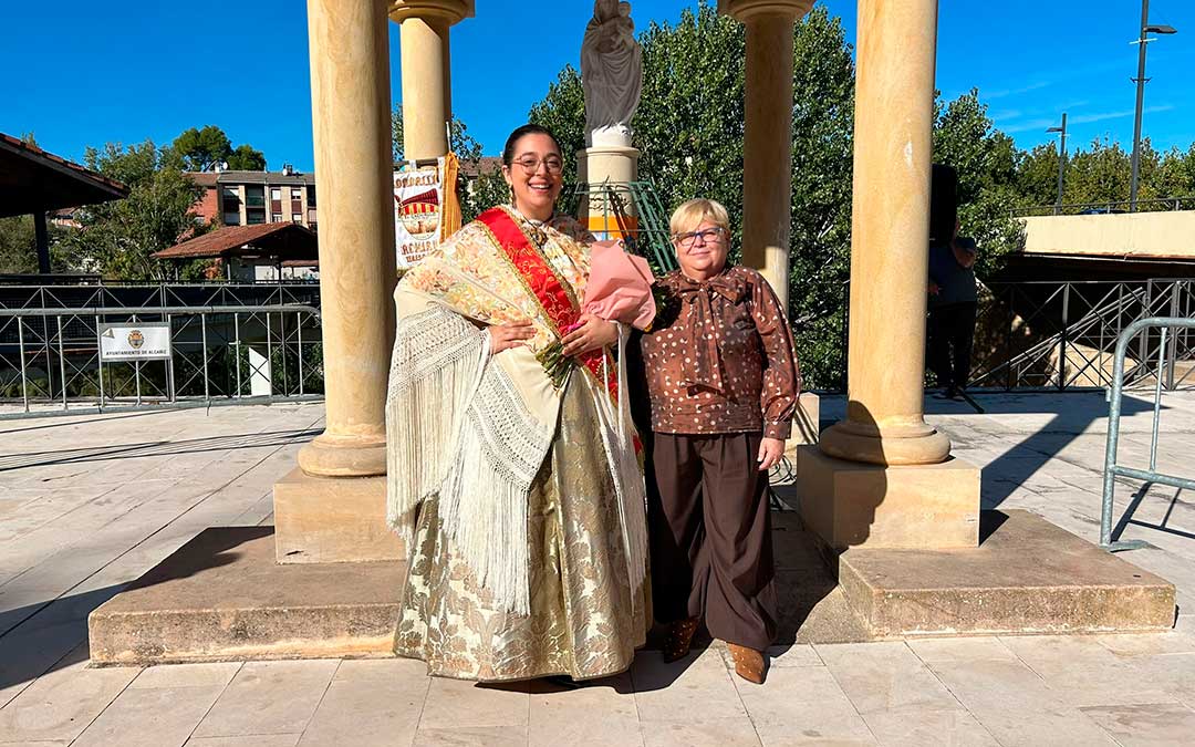 Ofrenda de flores a la Virgen del Pilar Alcañiz./ G.R.