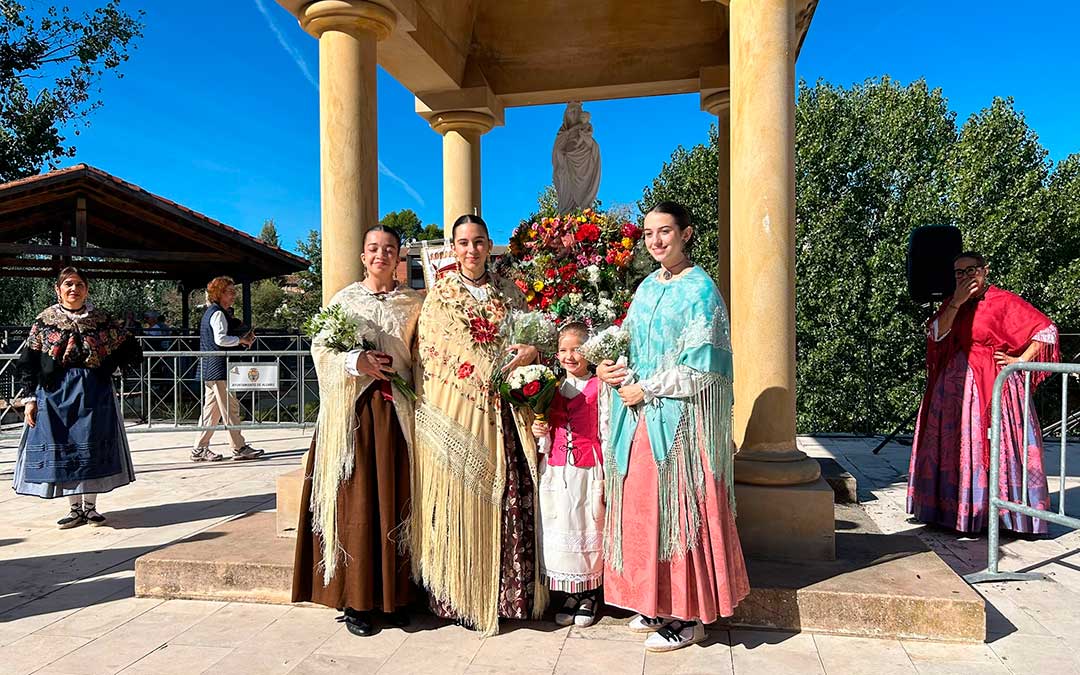 Ofrenda de flores a la Virgen del Pilar Alcañiz./ G.R.