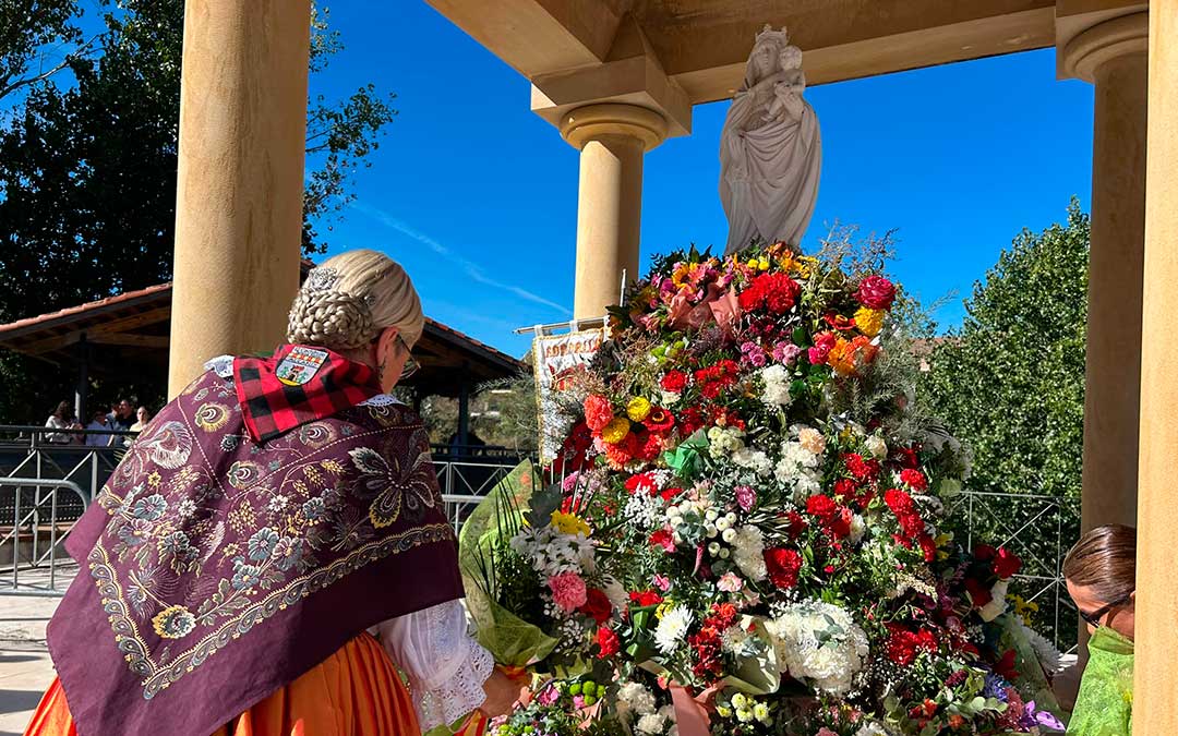 Ofrenda de flores a la Virgen del Pilar Alcañiz./ G.R.