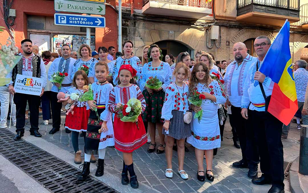 Ofrenda de flores a la Virgen del Pilar Alcañiz./ G.R.