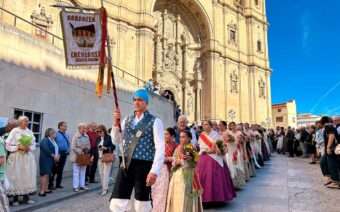 Alcañiz celebra la ofrenda a la Virgen del Pilar entre jotas, flores y abanicos por el calor