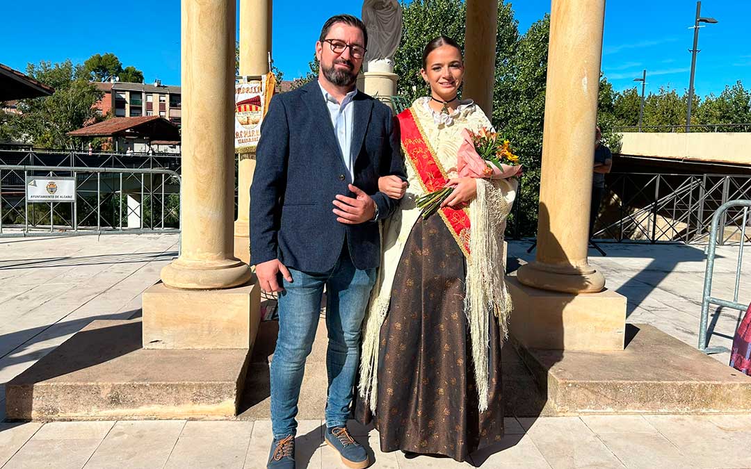 Ofrenda de flores a la Virgen del Pilar Alcañiz./ G.R.
