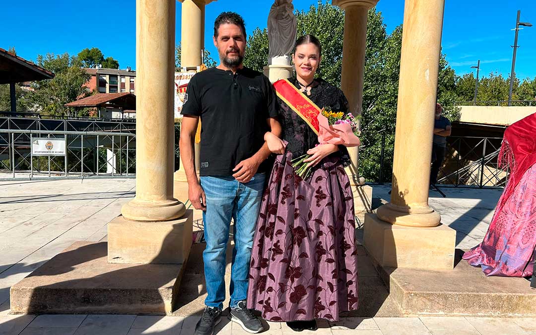 Ofrenda de flores a la Virgen del Pilar Alcañiz./ G.R.