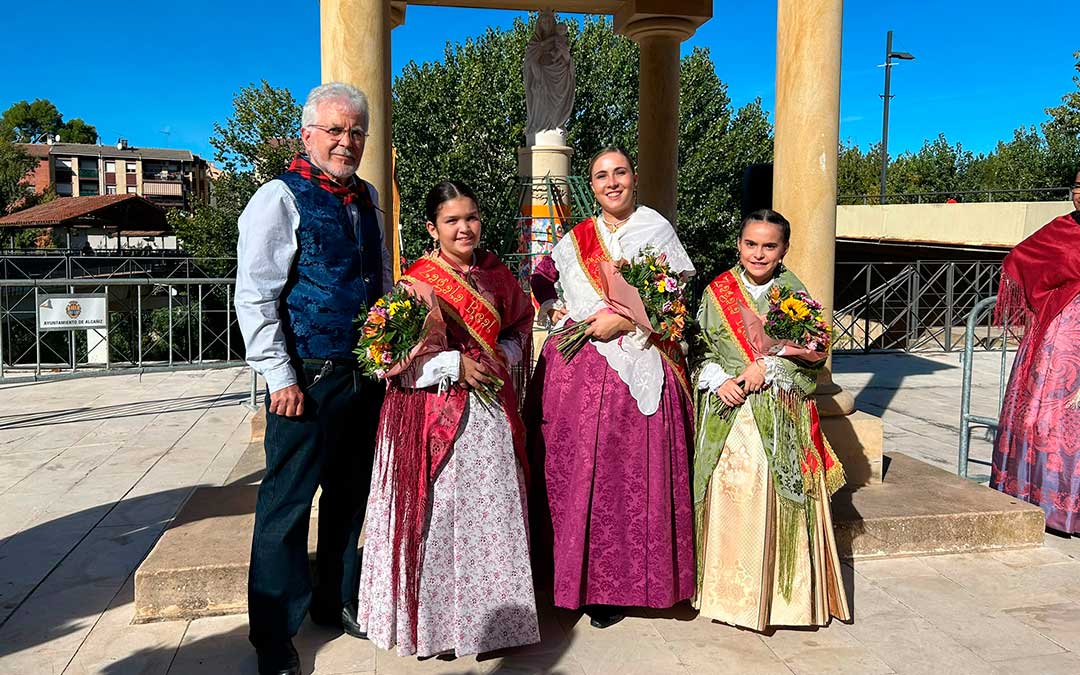Ofrenda de flores a la Virgen del Pilar Alcañiz./ G.R.