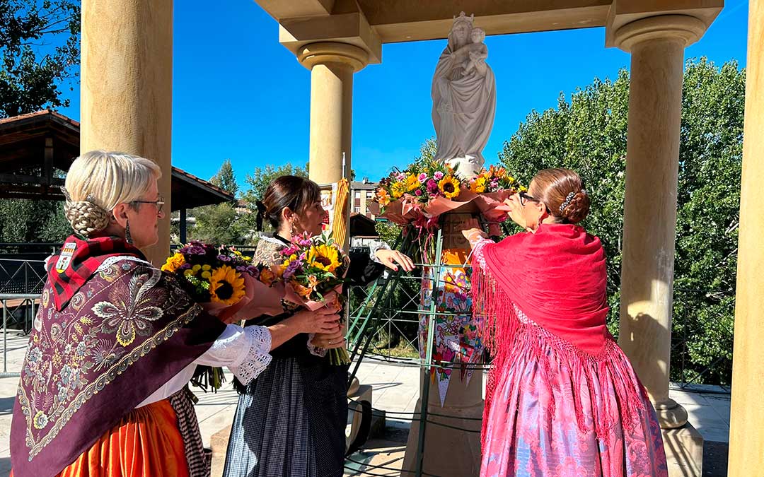 Ofrenda de flores a la Virgen del Pilar Alcañiz./ G.R.
