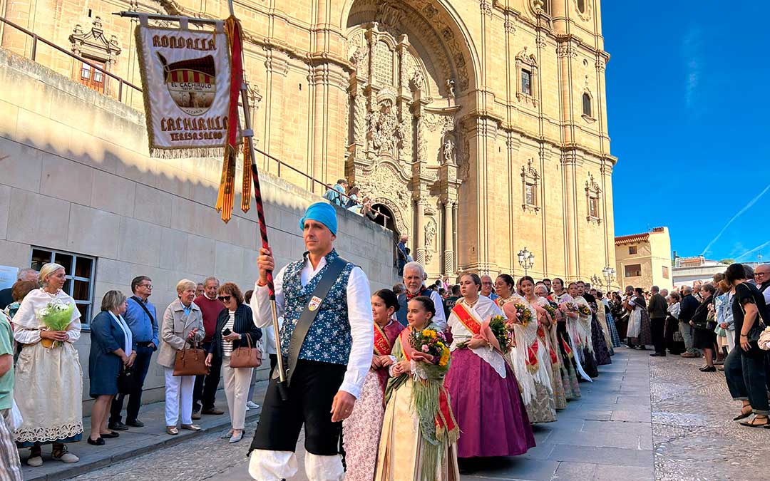 El Cachirulo es el encargado de realizar la ofrenda de flores a la Virgen del Pilar en colaboración con el Ayuntamiento./ G.R.