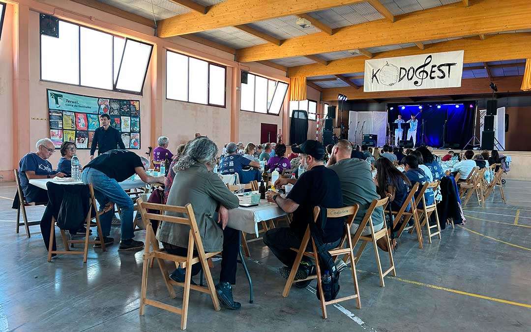 Un centenar de personas en el pabellón de La Codoñera durante el Kodofest./ G. Romero
