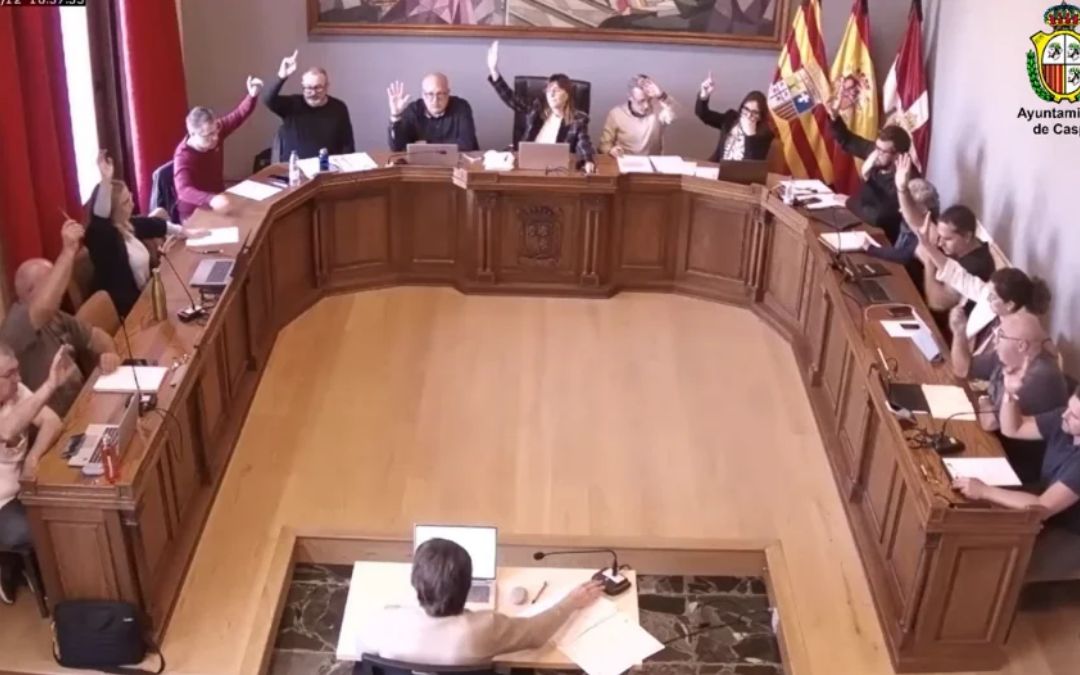 Votación en la sesión ordinaria de octubre./ Youtube Ayto. Caspe