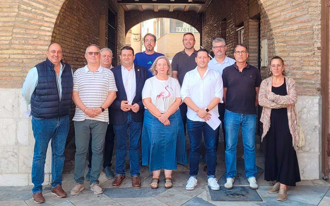 Los representantes este lunes tras la reunión de la plataforma celebrada en Fuentes de Ebro. / CEDIDA