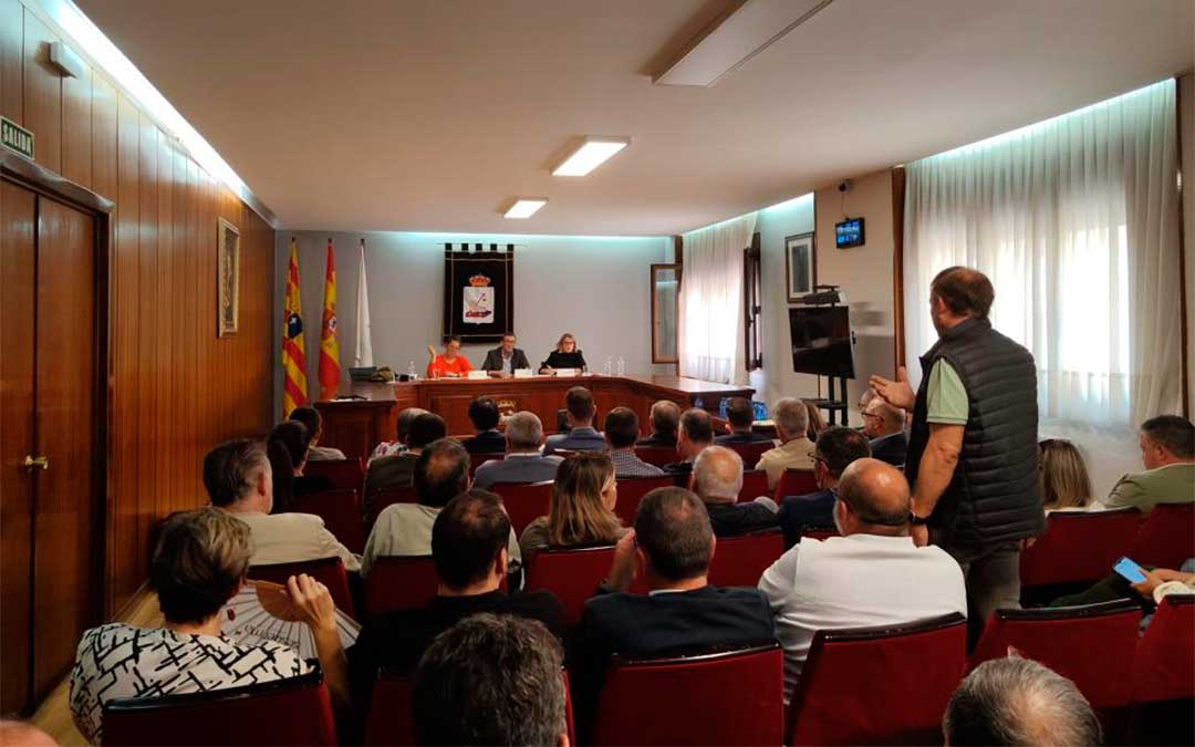 Rafa Guía, alcalde de Andorra; Eva Valle, consejera de Economía, Competitividad y Empleo del Gobierno de Aragón; y Yolanda Vallés, Directora General de Energía y Minas en la reunión de seguimiento del Nudo Mudéjar./ Cedida