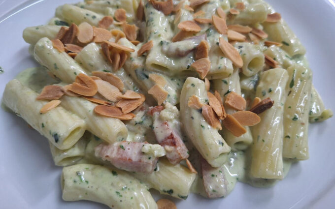 Rigatoni con Pesto de Tronchón y Bacon