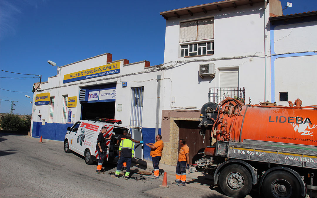 Trabajos de prospección con cámaras en el subsuelo de la A-224 en Samper de Calanda. Las grietas atraviesan varias fachadas. / B. Severino
