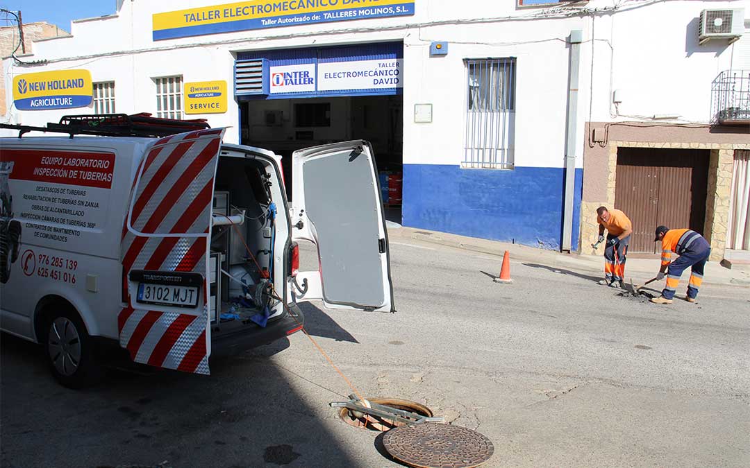 Trabajos de prospección con cámaras en el subsuelo de la A-224 en Samper de Calanda. Algunas tapas de alcantarilla están bajo el alquitrán y ha habido que picar. / B. Severino