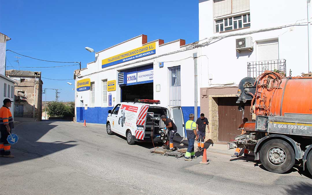 Trabajos de prospección con cámaras en el subsuelo de la A-224 en Samper de Calanda. / B. Severino