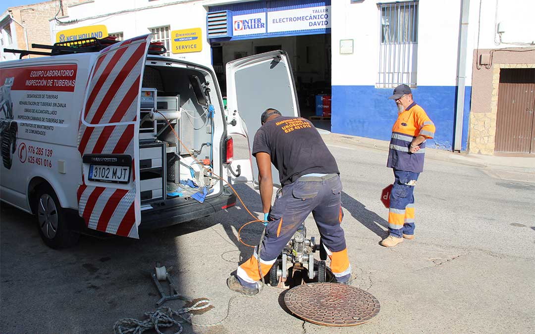 Momento de introducir el robot con cámaras en uno de los puntos críticos de la carretera de Samper. / B. Severino