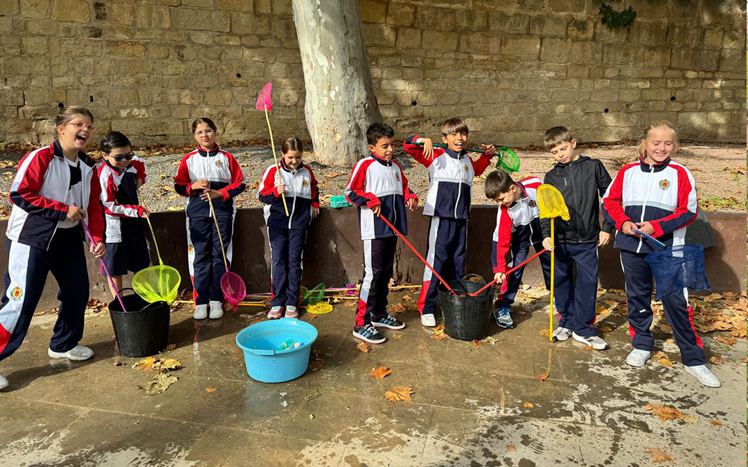 Una de las postas donde los alumnos debían verter "gotas de agua" en cubos que simbolizaban los diferentes ecosistemas./ Veolia
