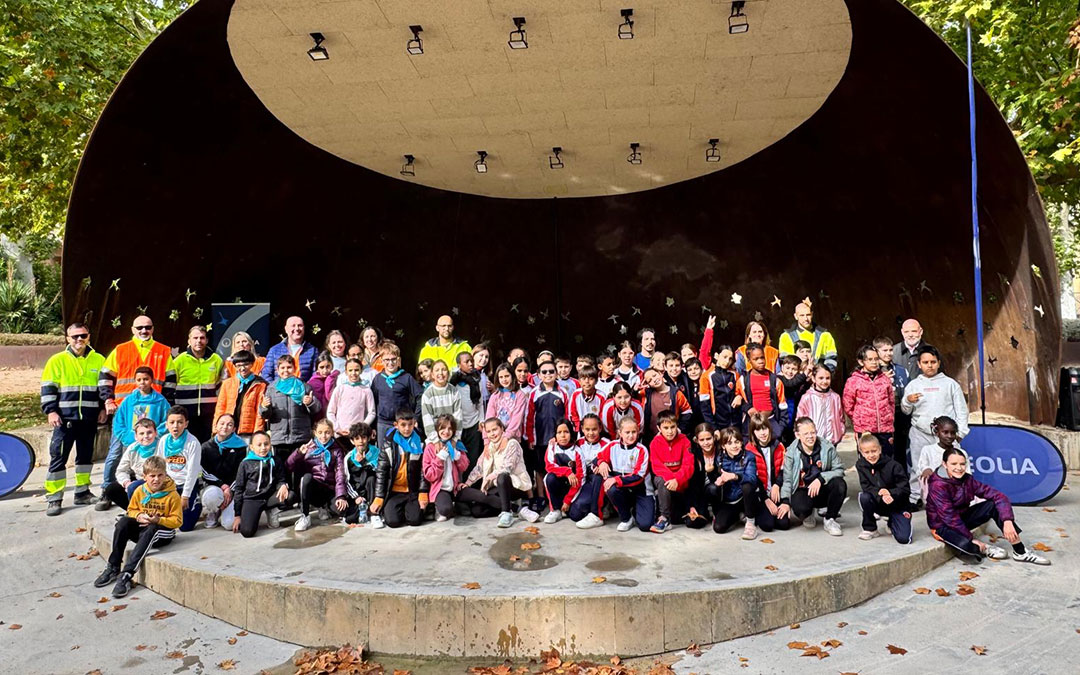 Foto de familia. Entre risas, experimentos y el entorno de la Fuente de los 72 caños, los más pequeños descubren el trabajo invisible que garantiza el abastecimiento 24/7 y asumen el reto de ser los embajadores de la transformación ecológica en la capital del Bajo Aragón./ Veolia