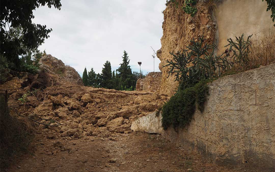 Camino de la Herrería, junto a la acequia, obstruido por la caída de una pared rocosa a causa de las raíces de un árbol. / Toño Martín (blog Valdecara)