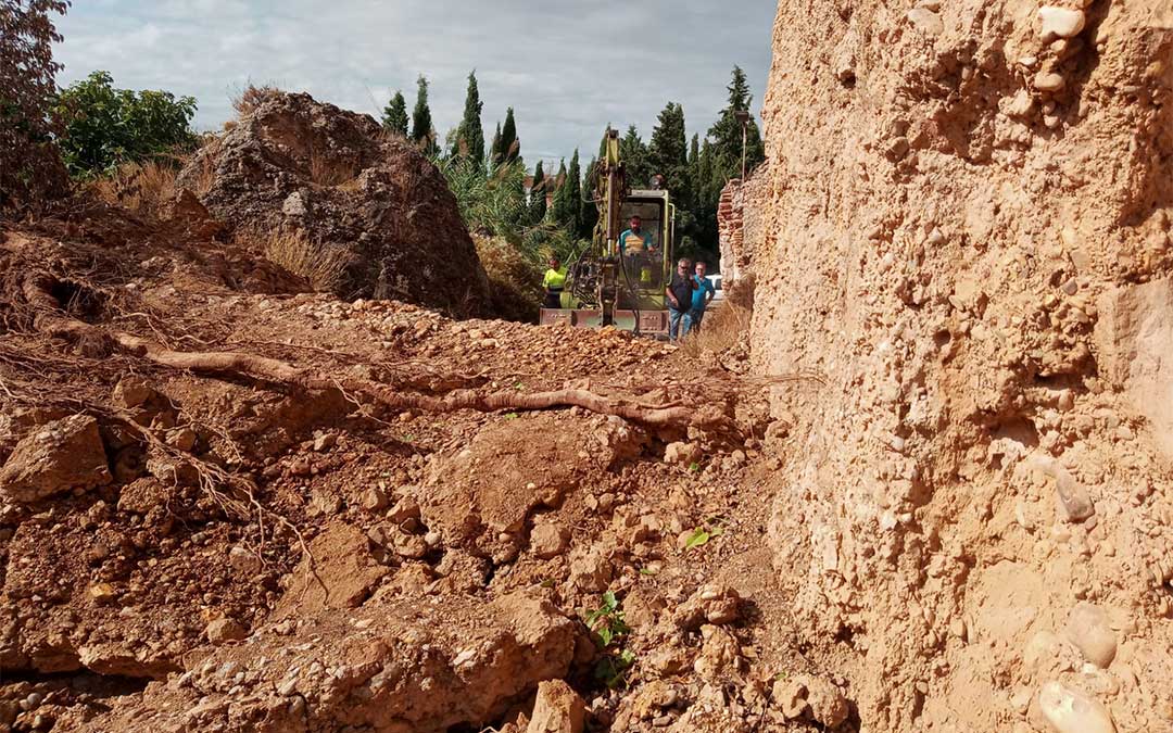La máquina en el lugar del desprendimiento. Delante, las raíces del árbol cruzando el camino de la Herrería. / Toño Martín (blog Valdecara)