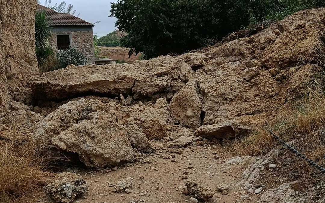 Desprendimiento de una pared rocosa en el camino de la Herrería en Urrea de Gaén. / Ayuntamiendo de Urrea