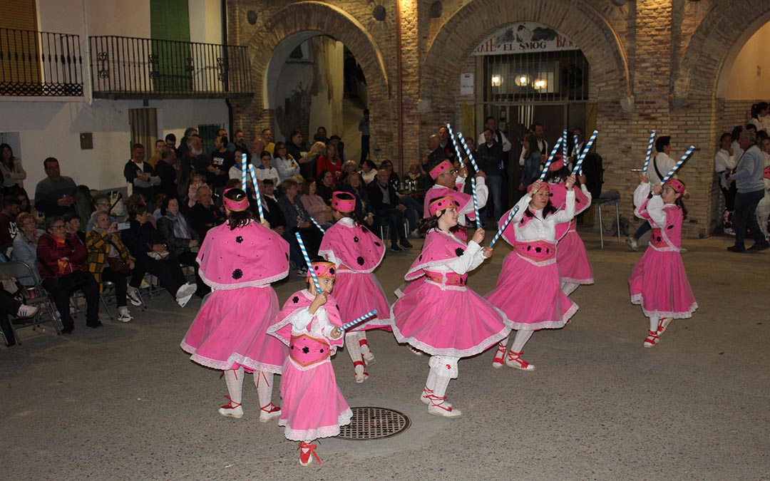 Dance de Alloza en el III Encuentro del Bajo Martín en Urrea. / B. Severino