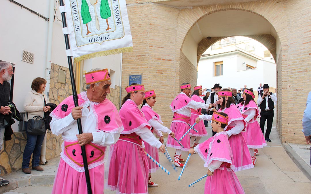 Dance de Alloza en el III Encuentro del Bajo Martín en Urrea. / B. Severino