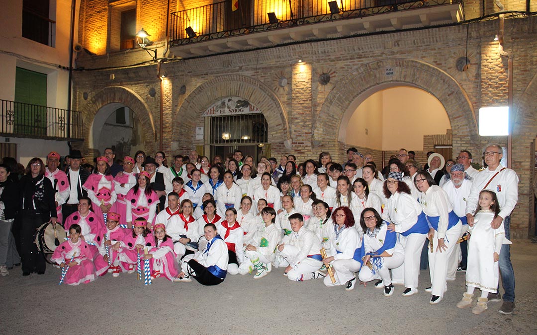 Foto de familia de los participantes en el III Encuentro del Bajo Martín en Urrea de Gaén 2026. / B. Severino
