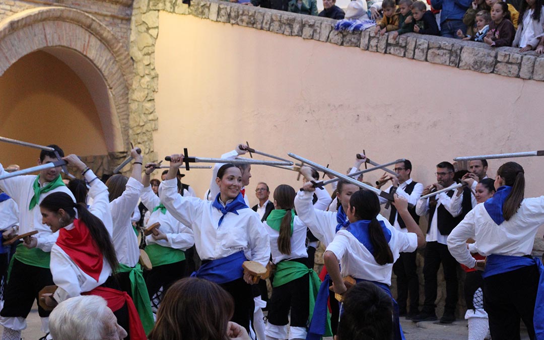 Dance de Híjar en el III Encuentro del Bajo Martín en Urrea. / B. Severino