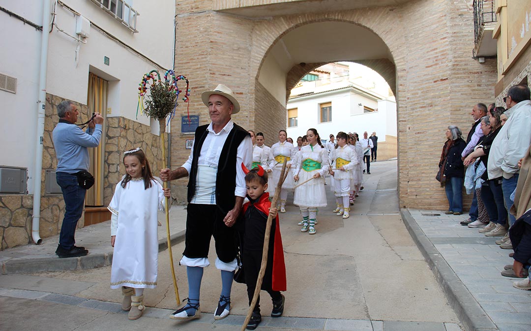 Dance de Urrea de Gaén en el III Encuentro del Bajo Martín en Urrea. / B. Severino