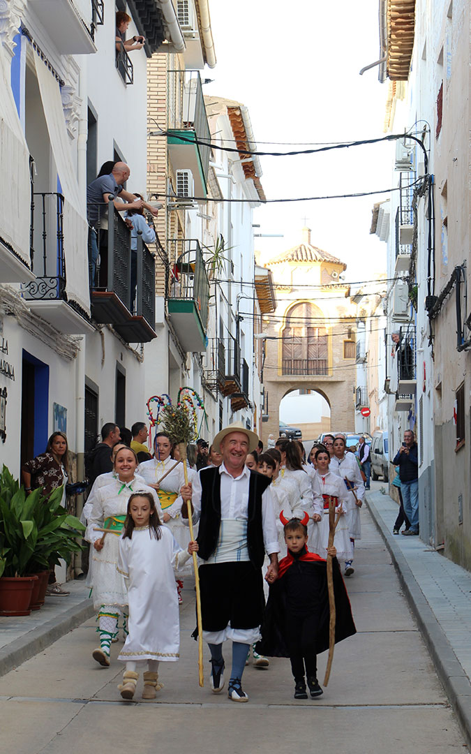 Dance de Urrea de Gaén en el III Encuentro del Bajo Martín en Urrea. / B. Severino