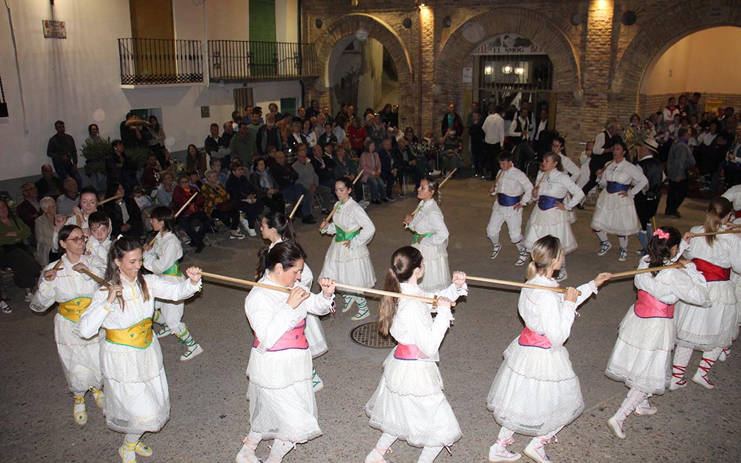 Dance de Urrea de Gaén en el III Encuentro del Bajo Martín en Urrea. / B. Severino