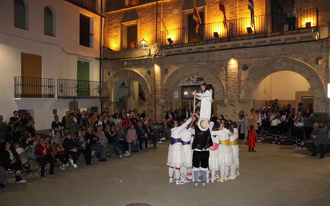 Dance de Urrea de Gaén en el III Encuentro del Bajo Martín en Urrea. / B. Severino
