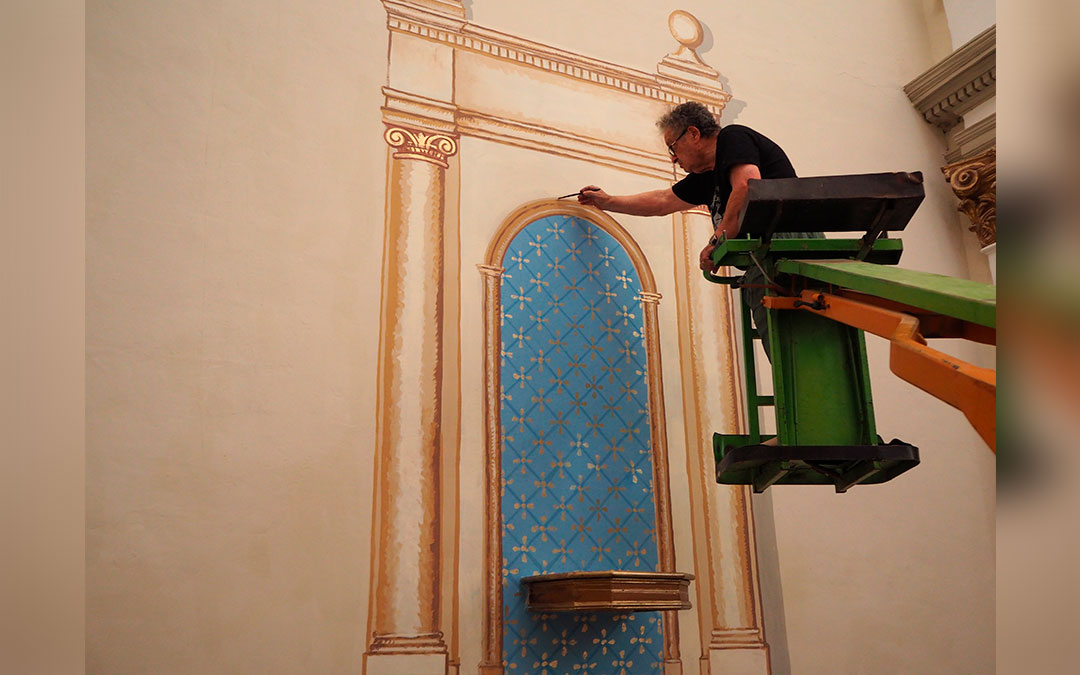 Joaquín Sanz pintando el trampantojo de la capilla de la virgen del Rosario en la iglesia de Urrea de Gaén. / Toño Martín (blog Valdecara)