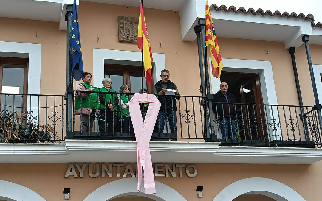 Puesta del lazo rosa en el ayuntamiento de Utrillas, con la AECC y el alcalde, Joaquín Moreno, leyendo el manifiesto. / Ayto. Utrillas